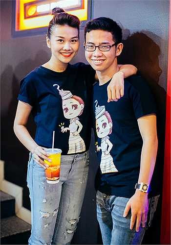 Thỉnh thoảng cậu em trai của Thanh Hằng này đi cùng chị đến các sự kiện nhưng đây là lần đầu tiên chàng trai trẻ này mới xuất hiện trên báo bên chị gái