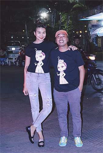 Đạo diễn Dũng 'khùng' cũng có mặt cùng cô, và chính Thanh Hằng là người dưa đón Nguyễn Quang Dũng đến xem phim, cả 2 cùng diện áo đôi. Cặp đôi này vẫn luôn dành cho nhau những tình cảm đặc biệt và những lời khen có cánh