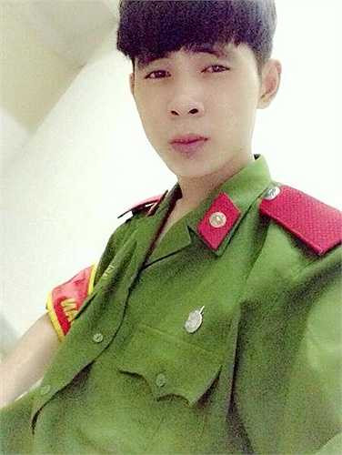 Nam sinh điển trai khiến bao cô gái rung rinh này là Lê Ngọc Sơn, sinh năm 1994, hiện là sinh viên năm cuối lớp Cảnh sát giao thông b2c2k50, trường Cao đẳng Cảnh sát Nhân dân 1. 