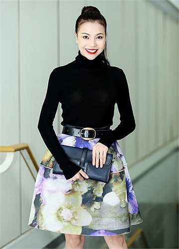 Trà Ngọc Hằng yêu kiều, phong cách thời trang sang trọng.