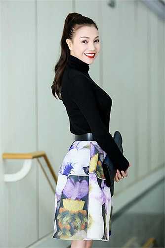 Trà Ngọc Hằng ngày càng biết cách phối hợp trang phục để làm mình đẹp hơn.