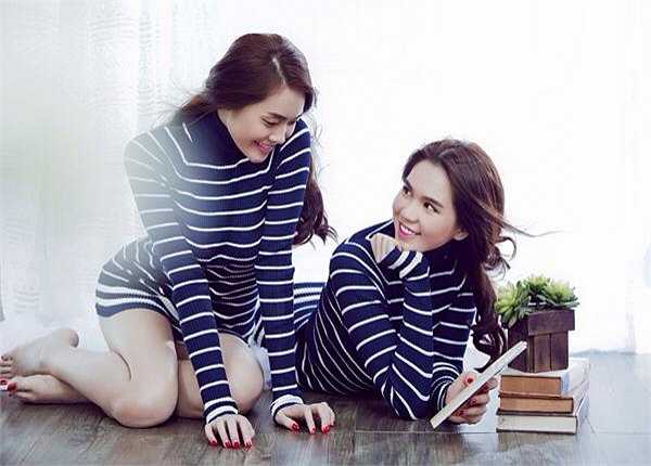 Ngọc Trinh và Linh Chi diện đồ đôi, khoe làn da trắng sứ và vẻ ngọt ngào.