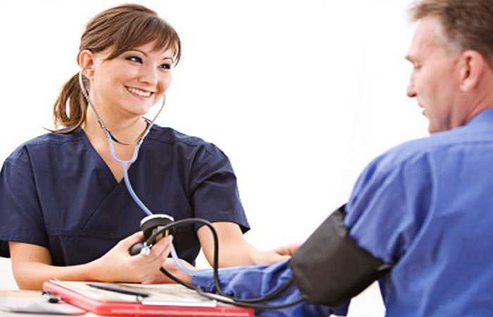 Người bị cao huyết áp: Chế độ ăn uống đóng một vai trò rất quan trọng để đảm bảo sức khỏe cũng như chất lượng cuộc sống của người bị bệnh cao huyết áp. Bánh chưng có hàm lượng dinh dưỡng khá cao vì bánh cũng có nhân bằng thịt mỡ, nhiều chất béo có thể gây tăng tiết axit dịch vị, nên không thích hợp cho nhóm người cao huyết áp.