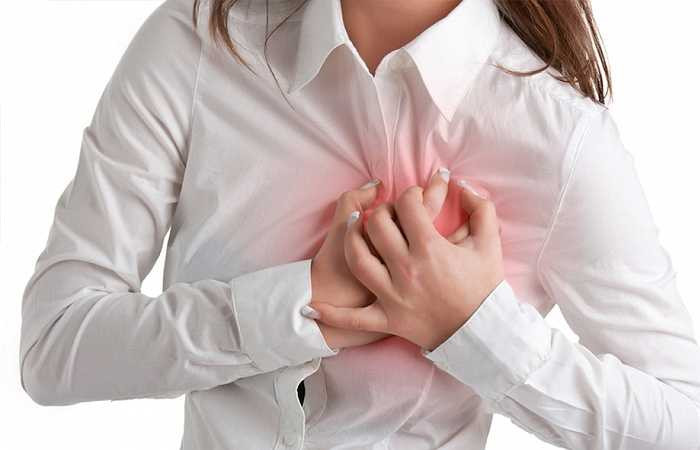 Người bị bệnh tim: Ngày Tết thật khó lòng mà từ chối được những miếng bánh chưng thơm phưng phức. Tuy nhiên, ẩn chứa trong đó là cả một nguồn năng lượng dồi dào (trên 200kcal/100g) cung cấp cả chất đạm động vật (thịt), thực vật (đậu xanh) và nhiều chất béo ảnh hưởng xấu tới tim mạch.