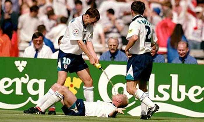 Paul Gascoigne cùng Teddy Sheringham mô phỏng lại động tác nằm ngửa trên một chiếc ghế trong quán bar để được phục vụ rót bia tận miệng