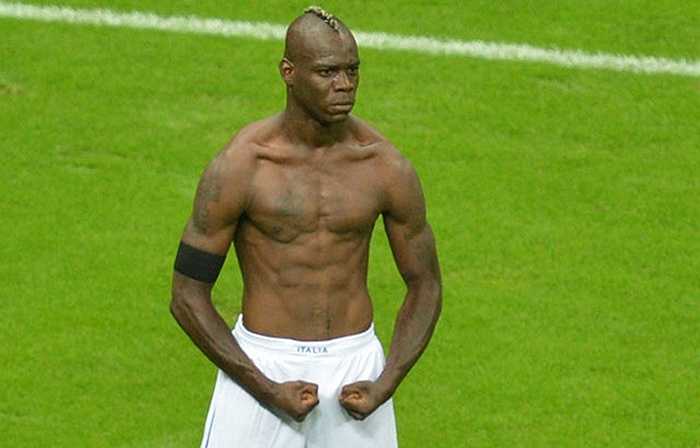 Balotelli cũng từng khoe thân giống Ronaldo sau khi lập cú đúp vào lưới ĐT Đức ở Euro 2012