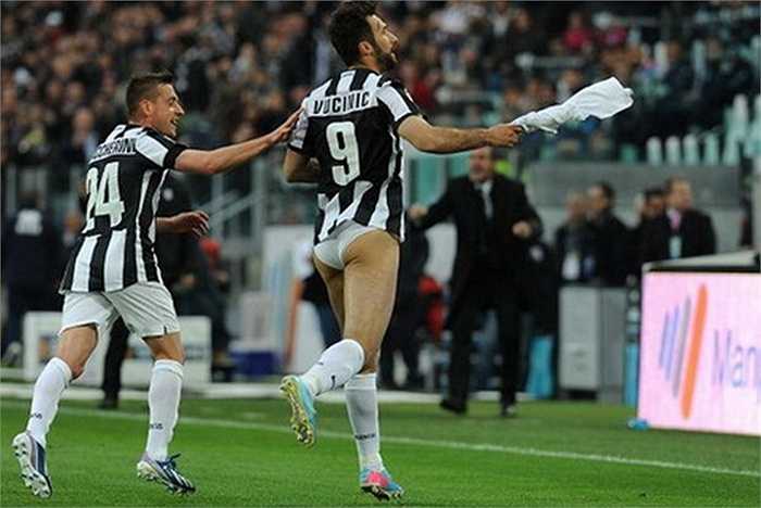 Tiền đạo Vucinic của Juvetus cởi cả quần để ăn mừng