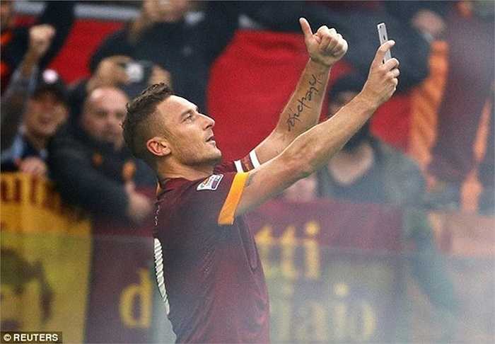 Totti ăn mừng kiểu tự sướng bằng điện thoại