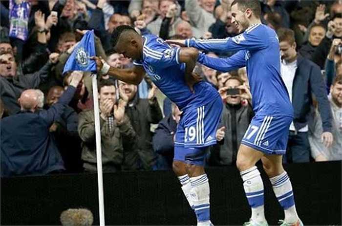 Sau khi bị Mourinho chê là trông giống một ông lão, Eto'o lập tức đáp trả bằng pha ăn mừng giống như đang chống gậy