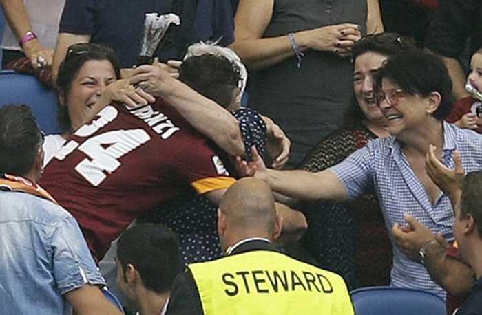 Florenzi (AS Roma) phấn khích chạy lên khán đài ăn mừng cùng bà sau khi lập công