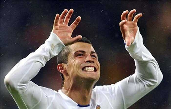 Ronaldo ăn mừng giống như cậu con trai Ronaldo JR đang đòi quà