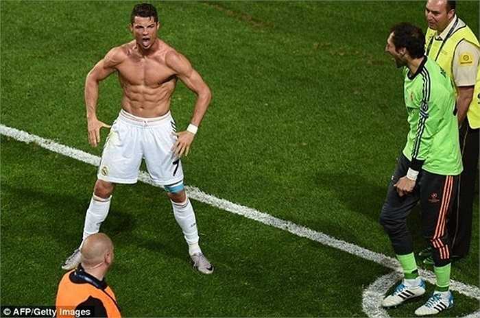 Vẫn là CR7 với màn ăn mừng gây sốc khác. Lần này anh cởi áo khoe cơ bắp rắn chắc