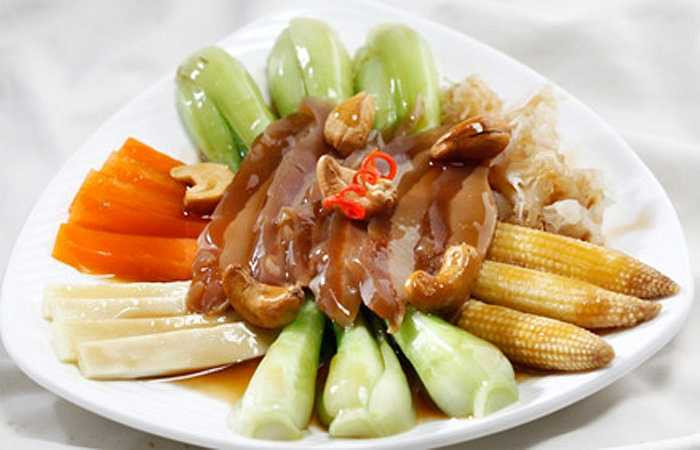 3. Hải sâm: Hải sâm còn gọi là đỉa biển vì nó có hình dáng như con đỉa. Hải sâm được đánh giá ngang tầm với yến sào, bào ngư, vây cá… Thậm chí, nó còn được mệnh danh như một 'biệt dược' phòng the với sức 'công phá' hiệu quả.