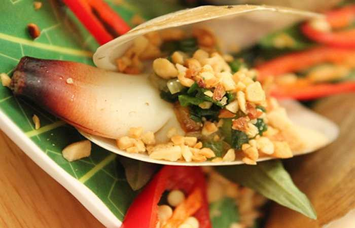 9. Tu hài: Tu hài được cho là món ăn bổ dưỡng, tốt với nam giới, có tác dụng cải thiện rõ rệt khả năng sinh lý. Những món ăn được chế biến từ tu hài như: nấu cháo, luộc, hấp, nướng mỡ hành hay ăn sống với mù tạt… thường đậm đà, có hương vị thơm ngon nên rất được nhiều người ưa thích.