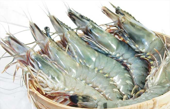 10. Tôm. Tôm có tác dụng tăng cường sức bền bỉ, khoái cảm bởi chúng chứa nhiều kẽm, khoáng chất giúp cơ thể sản sinh testosterone. Ngoài ra, tôm còn hấp dẫn bởi vị đậm đà, giòn thơm, ăn nhiều không lo ngấy.