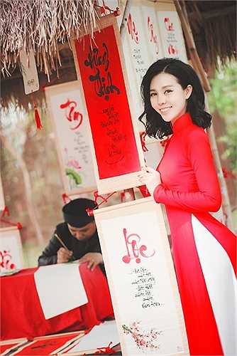 Photo: Dinky Hoang - Make up: Kuny Le - Hair : Trí Trần - Stylist: Mun Nguyễn - Áo dài: NTK Tuấn Hải.