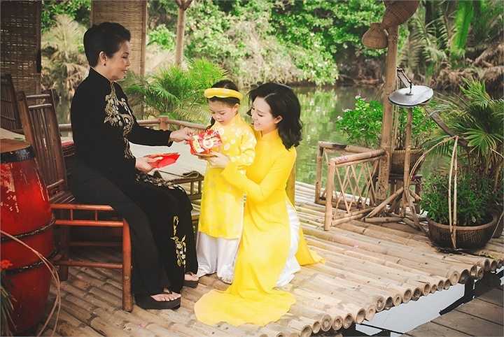 Tết đến Trà Giang vẫn giữ nếp cùng mẹ đi chợ mua hoa quả, bánh mứt, thực phẩm để sử dụng trong các ngày tết.