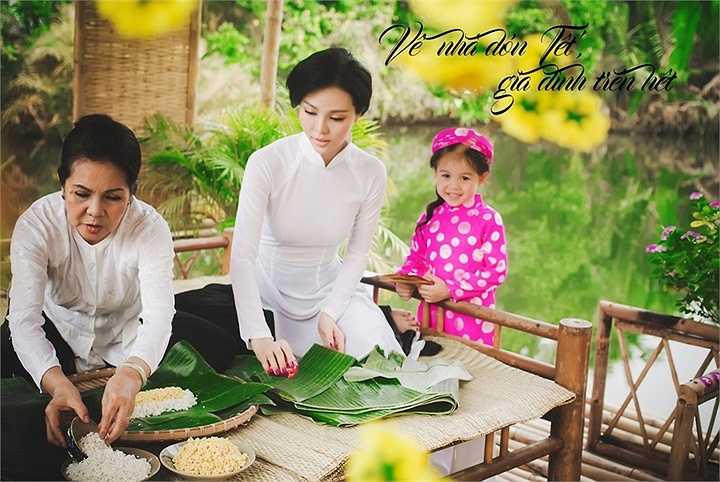 Đặc biệt mẹ Trà Giang luôn duy trì việc gói bánh Tét hàng năm, dù phong tục này ở thành phố những năm gần đây đã dần vắng bóng