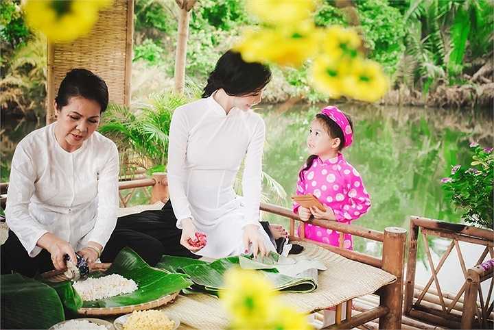 Với bà, việc gói bánh Tét không chỉ là thú vui nữ công mà nó còn tạo nên không khí ngày Tết để con và các cháu được sống trong những phong tục cổ truyền