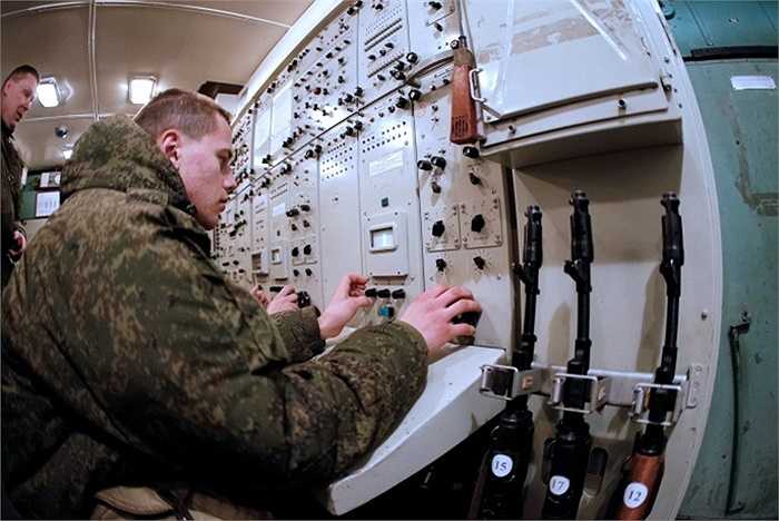 Binh sĩ điều khiển hệ thống tên lửa S-300