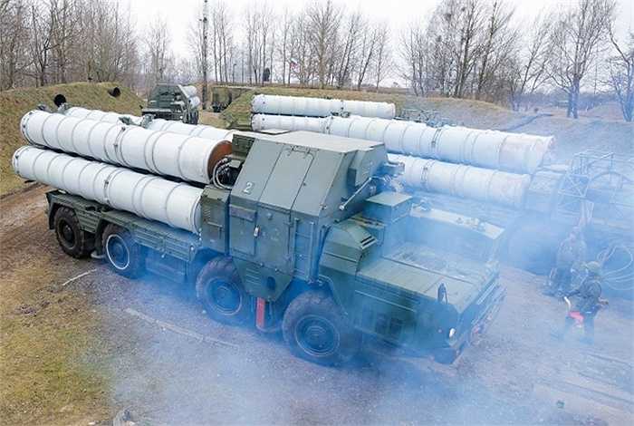 Tên lửa phòng không S-300 đặt trên lưng các xe vận tải