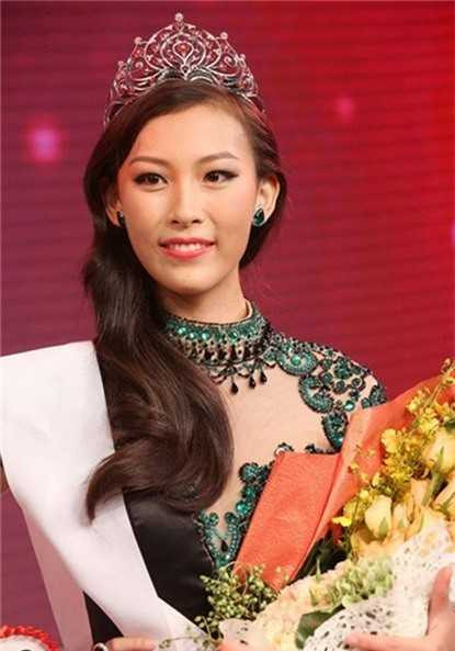 Sau khi đăng quang Hoa hậu Hoàn vũ Trung Quốc 2014, Hứa Nãi Thanh bị nhận xét là có vóc dáng kém hấp dẫn, gương mặt bình thường.