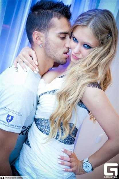 Những bức ảnh ăn chơi và thân mật với bạn trai của Yana Kontesevenko bị lộ khiến cô phải từ bỏ vương miện.