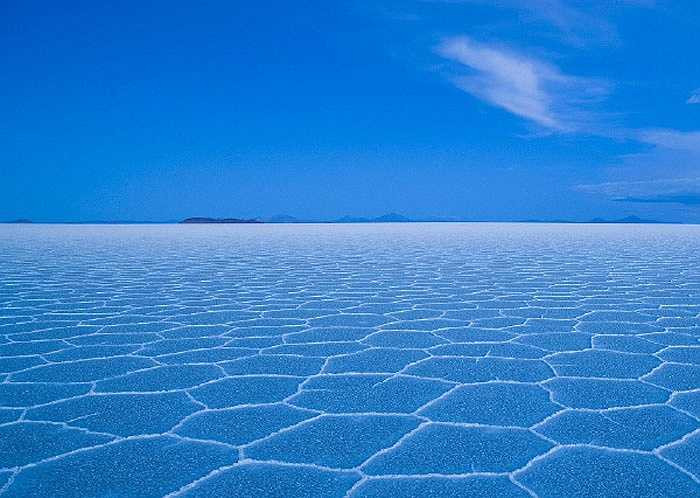 Đầm nước mặn Salar de Uyuni lớn nhất trên thế giới ở Bolivia. Đây là một cánh đồng muối khổng lồ giữa sa mạc này giống như một chiếc kính khổng lồ phản chiếu cả bầu trời.