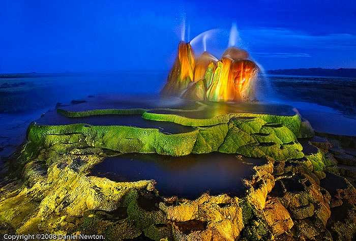 Mạch nước nóng phun đa sắc màu Fly Geyser ở Mỹ Nằm ở sa mạc Đen, thuộc bang Nevada, Mỹ, là một địa điểm du lịch tuyệt đẹp ít được biết đến trên Trái đất.