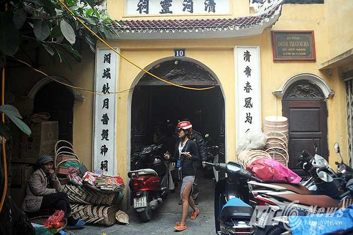 Đình Thanh Hà ở số 10, phố Ngõ Gạch (Hoàn Kiếm, Hà Nội) là một ngôi đình cổ, được xếp hạng Di tích Kiến trúc nghệ thuật cấp Quốc gia nhưng từ nhiều năm nay, khu di tích này đã trở thành nơi sinh hoạt, kinh doanh buôn bán của nhiều hộ dân sống ở trong và bên cạnh khu di tích này.