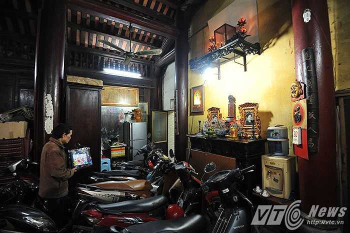 Chú Phạm Văn Lợi (61 tuổi), người trông coi tại khu di tích Đình Thanh Hà cho biết: ‘Gia đình tôi sống trong đình Thanh Hà đã được hơn trăm năm nay, mấy nhà xung quanh đình này đều là anh em ruột nhà tôi cả, chúng tôi sinh ra, và lớn lên đều ở trong cái đình này.’