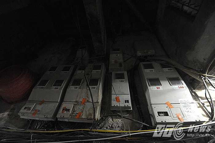 Dù bề ngang chỉ chưa đầy 1m nhưng con ngõ này có tới gần 20 hộ gia đình cùng sinh sống.