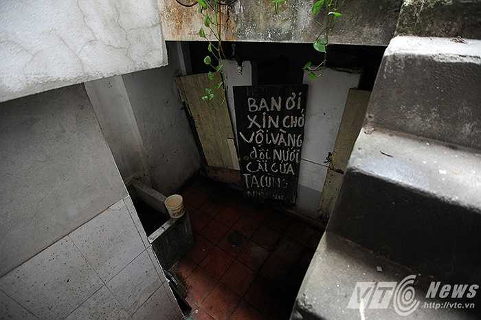 Vấn đề 'tế nhị' nhưng cũng rất khổ cực của người dân phố cổ đó là chuyện vệ sinh chung, gần 20 hộ gia đình tới cả trăm nhân khẩu nhưng chỉ có 3 nhà vệ sinh được xây từ thời bao cấp nay đã xuống cấp nghiêm trọng. Chuyện mùa hè phải chờ tới đêm mới được tắm, hay trong lúc cấp bách mà vẫn phải chờ đợi đã thành chuyện hàng ngày của những người dân phố cổ.