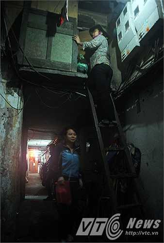 Tận dụng từng chút không gian dù chật hẹp, căn gác xép nhỏ nằm phía trên đầu ngõ 53 Hàng Buồm cũng được những người lao động chân tay tại chợ Đồng Xuân thuê trọ dù giá không hề rẻ.