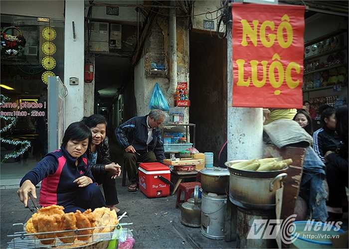 Dù điều kiện sinh hoạt sống chật hẹp, chen chúc, khổ sở nhưng rất nhiều người dân lại không muốn di dời sang nơi khác ngay cả khi thành phố Hà Nội đã có dự án giãn dân phố cổ bởi với họ, không phải chỉ là chuyện chỗ ở mà còn liên quan đến kế sinh nhai khi mà ở phố cổ, mỗi mét vuông vỉa hè cũng đủ cho một gia đình sinh sống bằng nghề bán nước hay đồ ăn vặt. (Ảnh: Việt Linh)