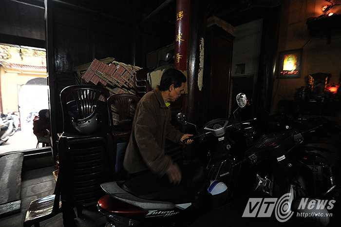 Dạo qua một vòng khuôn viên đình Thanh Hà, có những căn hộ nhỏ chỉ vỏn vẹn 20m2 nhưng có tới cả ba thế hệ cùng chung sống với nhân khẩu khoảng hơn 10 người. Chú Lợi chia sẻ: ‘Như gia đình tôi đang ở căn nhà với diện tích chỉ hơn 20m2, ông bà cha mẹ con cái cũng đã ngót hơn chục người, dù ở chật vậy nhưng mãi cũng thành quen rồi’