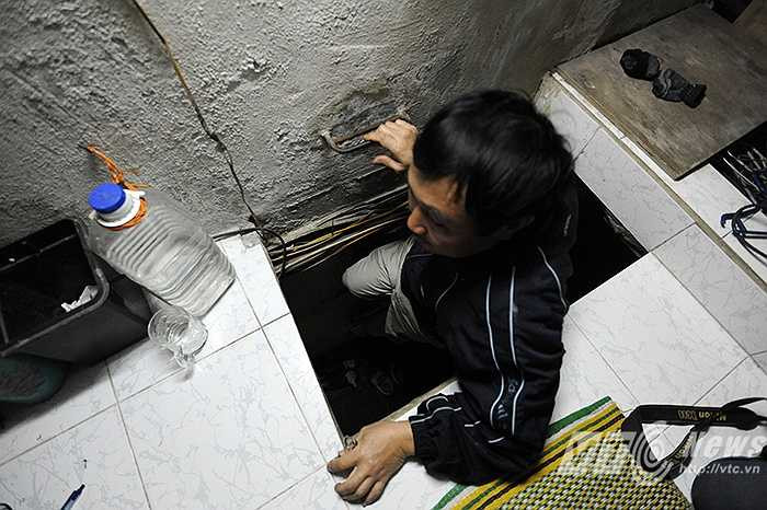 Ngôi nhà nhỏ nhất Hà Nội là danh hiệu thuộc về căn gác nhỏ của anh Hoàng Văn Xuân (51 tuổi) nằm ở trong ngõ 44 phố Hàng Buồn. Để vào được nhà của mình, anh phải bỏ giày dép ở dưới đất, rồi leo thang để vào nhà.