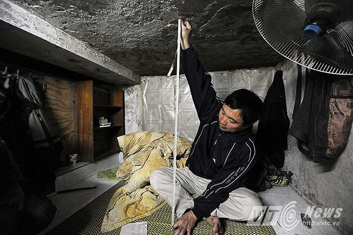 Chia sẻ về danh hiệu ‘Ngôi nhà nhỏ nhất Hà Nội’ dành cho căn gác của mình, anh Xuân thở dài: ‘Chiều cao nhà tôi là đúng 1m17, rộng 1m9, dài 2m7, nếu cởi áo hay mặc áo phải quỳ xuống còn thay quần, mặc quần phải nằm ngửa ra sàn. Cũng do ở nhà thấp vậy mà chiều cao của tôi cũng không quá 1m5.’