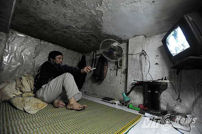 Cuộc sống bí bách, chật hẹp, trần nhà bong tróc, ẩm mốc, cứ đến giờ nấu cơm là mùi bếp than tổ ong lại xộc vào không thở nổi khiến vợ con anh hiện giờ cũng đã phải thuê nhà ở chỗ khác, chỉ còn mình anh vẫn tiếp tục bám trụ lại ngôi nhà được mệnh danh là nhỏ nhất Hà Nội này.