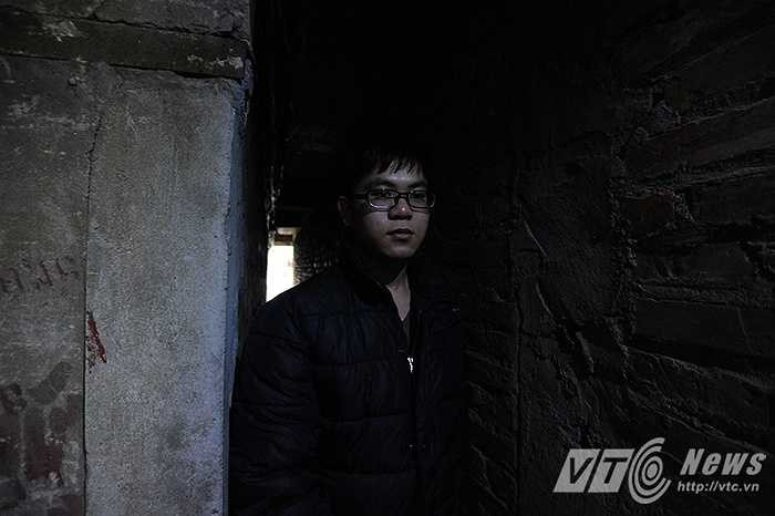 Con ngõ nhỏ sâu hun hút với bề ngang chỉ khoảng 60cm tại số 14 phố Ngõ Gạch lại là nơi sinh sống của 16 hộ dân với gần 100 nhân khẩu. Một người dân sống trong con ngõ chia sẻ: ‘Con ngõ này nếu tắt điện là không nhìn thấy nhau, người to một chút muốn đi vào ngõ thì phải nghiêng người mới vào được.’