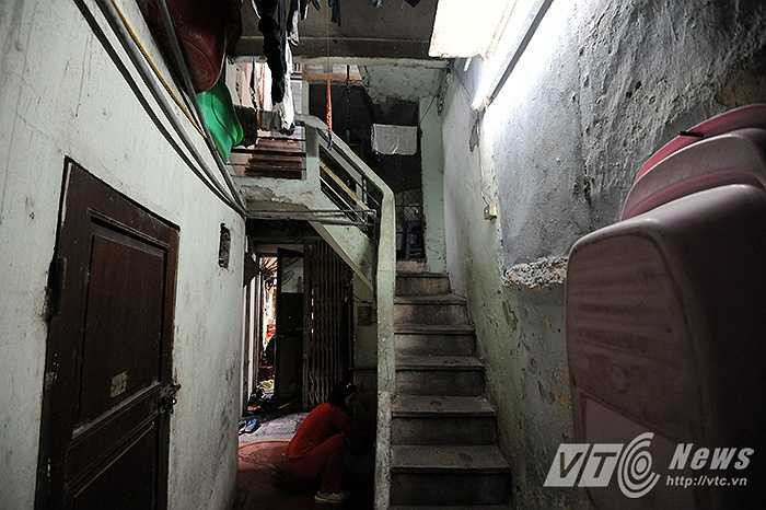 Ngõ số 25 hàng Buồm thuộc diện con ngõ đặc trưng nhất của ‘Ngõ nhỏ, phố nhỏ’ ở Thủ đô. Nó có đẩy đủ cả ba yếu tố hẹp, sâu, và tối. 