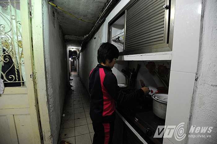 Để tận dụng diện tích, căn bếp của một hộ dân còn được đặt luôn trên tường của con ngõ.