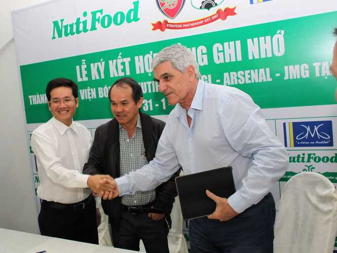 Bầu Đức bắt tay Nutifood mở học viện bóng đá