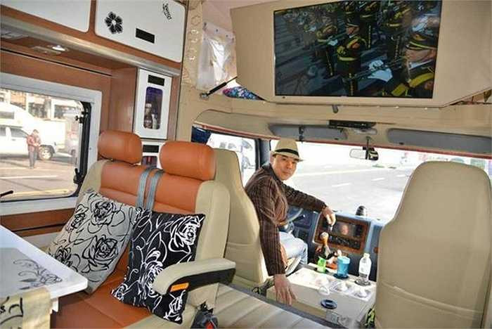 Một doanh nhân ở Chiết Giang (Trung Quốc) đã cải tạo chiếc xe tải thành xe RV sang trọng với đủ phòng khách, phòng ngủ, phòng bếp và những bộ bàn ghế tiện dụng