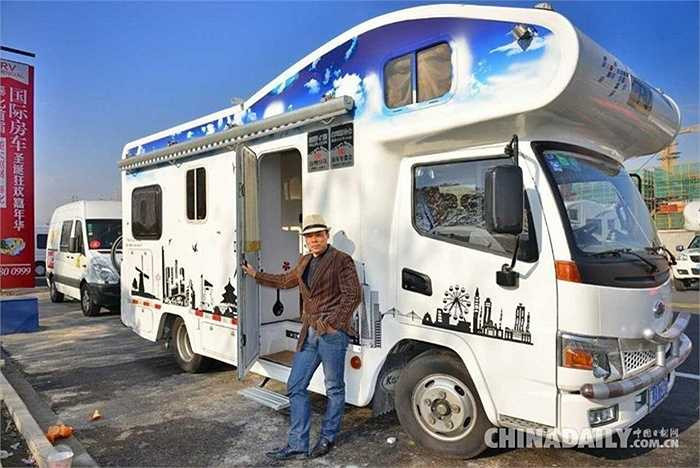 Chính vì vậy, anh nghĩ đến 'Tại sao không tạo ra chiếc xe RV cho bản thân?'.