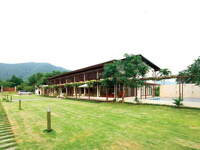 Sau nhiều năm sống tại Hà Nội, năm 2009, vợ chồng nữ ca sỹ Mỹ Linh – nhạc sỹ Anh Quân quyết định chuyển về khu biệt thự tại huyện Sóc Sơn.