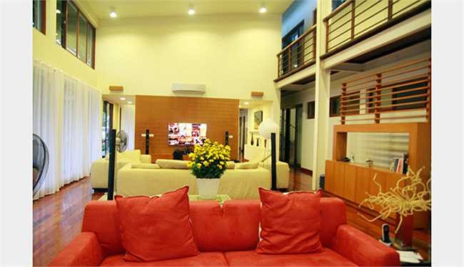 Nhà thiết kế kiến trúc Nguyễn Chiến Phong là một người rất trẻ, bạn của gia chủ là người lên bản vẽ cho công trình này, rất thoải mái để sáng tạo trên một vùng đất rộng lớn bán sơn địa.