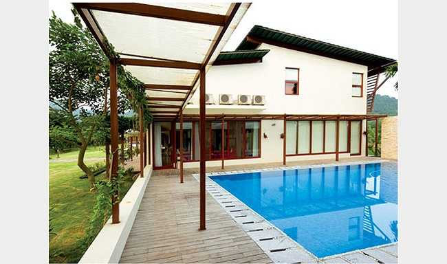 Công trình cách xa lộ lớn, lui vào dưới những tàng cây và thưa dần những nếp nhà… Tương đối biệt lập, hoà vào với thiên nhiên.