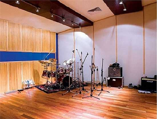 Khi dựng lên, ngoài việc giải quyết về kiến trúc, còn rất nhiều những yêu cầu khác cần được giải quyết như đường sá, điện nước dẫn vào khu nhà.