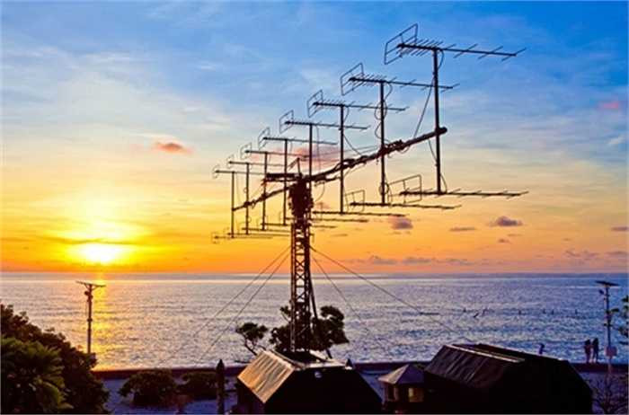 Dù có thời gian hoạt động khá lâu, nhưng hiện nay đài cảnh giới P-18 vẫn còn phục vụ tích cực trong lực lượng phòng không Việt Nam. Trong ảnh là đài P-18 đặt trên đảo Song Tử Tây (quần đảo Trường Sa) làm nhiệm vụ phát hiện, báo động sớm mọi kẻ địch trên không. (Theo ĐVO)